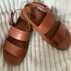 New! Inbox earth brand platform sandals.